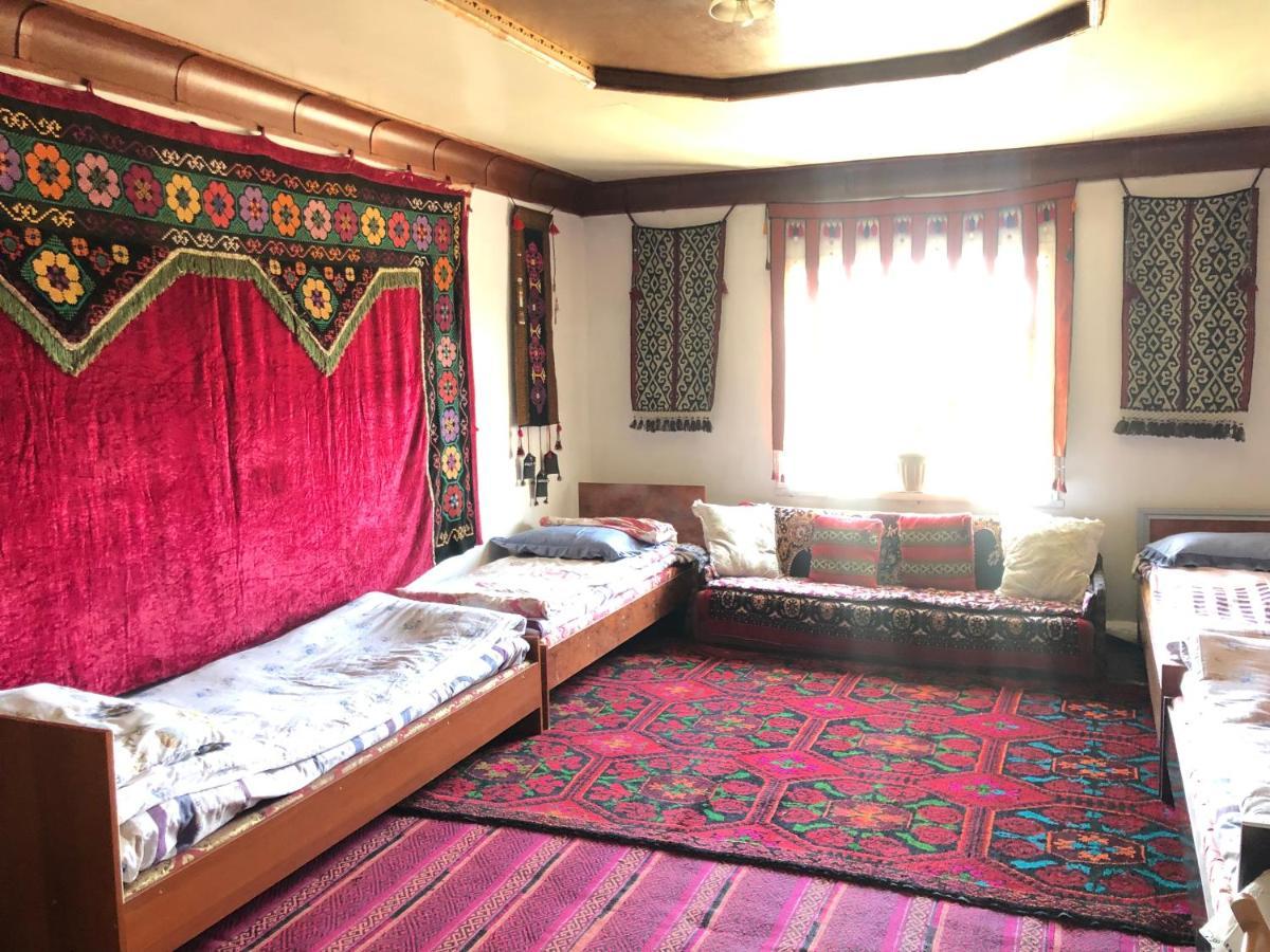 Tilek Guest House Sary-Mogul Exteriör bild