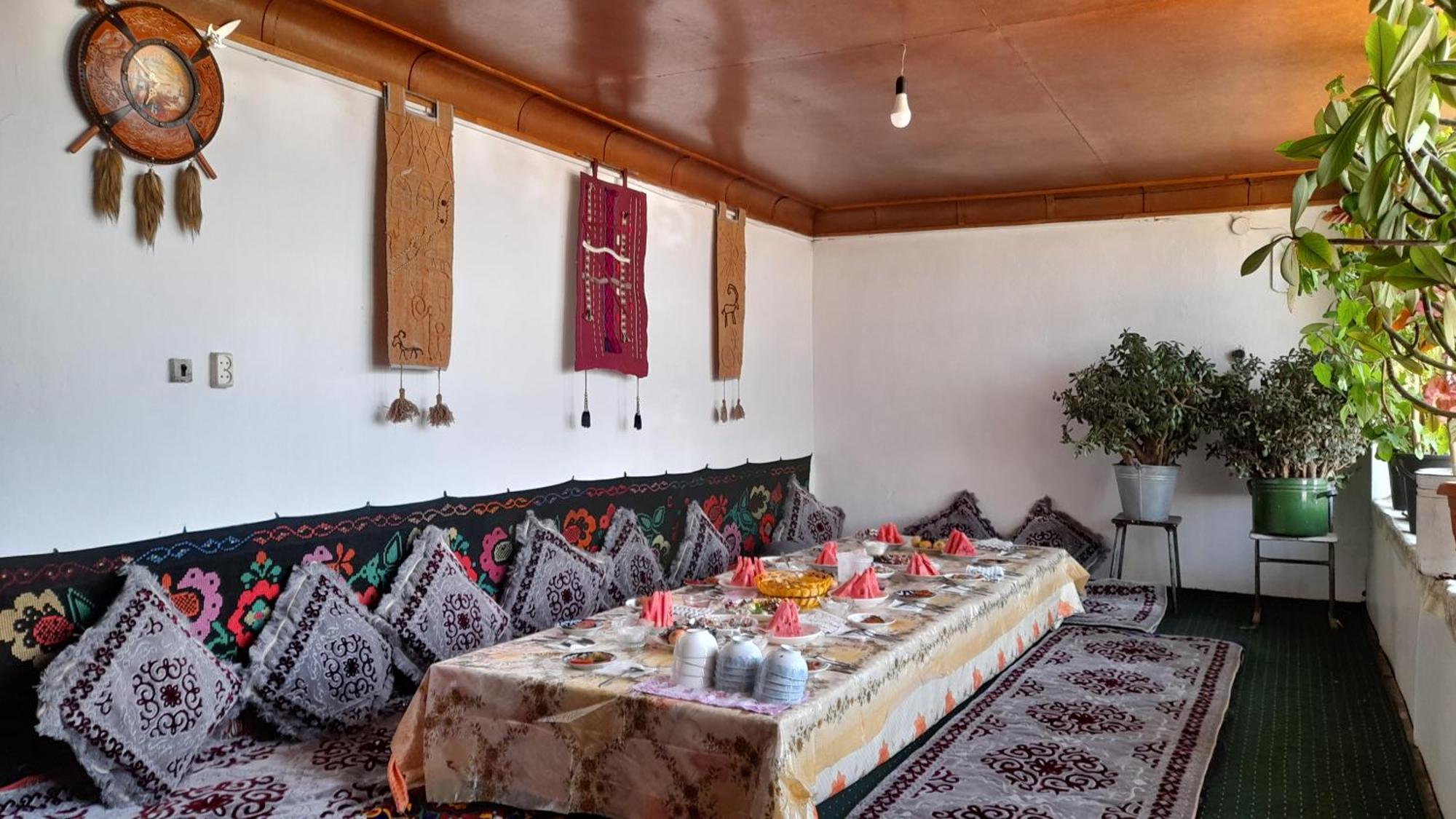 Tilek Guest House Sary-Mogul Exteriör bild
